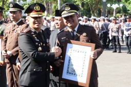 Kapolres Pelabuhan Tanjung Perak Ikuti Peringatan HUT Bhayangkara ke-79 di Balai Kota Surabaya