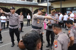 Kapolres Pelabuhan Tanjung Perak Pimpin Upacara Kenaikan Pangkat 47 Personil