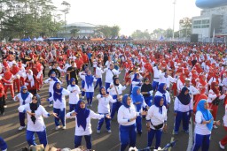 Ribuan Warga Meriahkan Olahraga Bersama Hari Bhayangkara ke-79 di Stadion Kanjuruhan Malang