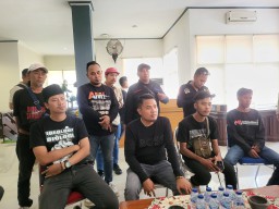 Ami Turun Tangan! Sampah Untuk Dprd Penjual Janji