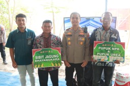 Polres Gresik Genjot Swasembada Pangan Lewat Tanam Jagung Serentak di Randu Agung