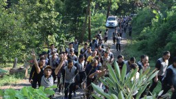 Kapolres Nganjuk Pimpin Jalan Sehat Menuju Bukit Surga, Jalin Kebersamaan di Alam Terbuka