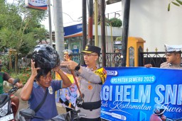 Hari Pertama Operasi Patuh Semeru 2025 Polres Trenggalek Bagi-bagi Helm Gratis