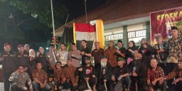Warga Simomulyo Meriahkan Kirab Tumpeng dan Gunungan dalam Tradisi Sedekah Bumi