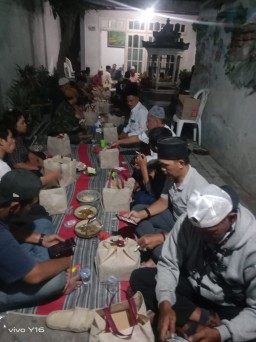 Warga Petemon Gelar Tahhlilan 7 Harinya Orang Tua di Surabaya