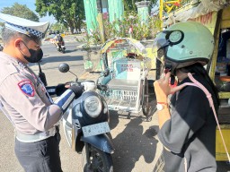 Hari ke-10 Operasi Patuh Semeru 2025 Polres Tuban Berikan Sangsi Tilang dan Teguran Untuk Edukasi Tertib Lalin