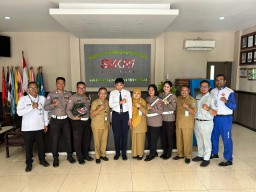 Satlantas Polrestabes Surabaya Gelar  sosialisasi Police Goes To School dan Edukasi Etika Berkendara di SMKN 1 Surabaya