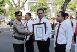 Kapolrestabes Surabaya Memberikan Penghargaan Tim Ungkap Curanmor yang Tewaskan Gadis Remaja