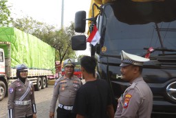 Sambut HUT ke-80 RI, Satlantas Pelabuhan Tanjung Perak Ajak Pengemudi Truk Kibarkan Merah Putih dan Tertib Berlalu Lintas