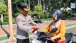 Polresta Banyuwangi Berbagi Bendera Merah Putih Sambut HUT Kemerdekaan RI ke-80