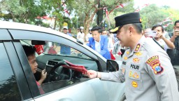 Dorong Semangat Nasionalisme, Kapolres Bangkalan Bagi-Bagi Bendera Merah-putih Kepada Pengendara Jalan