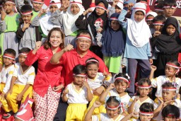 Riuh Gelak Tawa Anak dan Warga Warnai Lomba Meriah HUT ke-80 RI di Polrestabes Surabaya