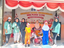 Meriahkan HUT Ke - 80 Ri SDN Ploso V Surabaya Gelar Jalan Sehat Cukup Meriah
