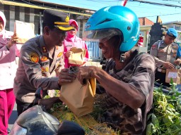 Dukung Bhayangkari Peduli, Kapolres Sampang Bagikan Makanan Siap Saji Kepada Masyarakat