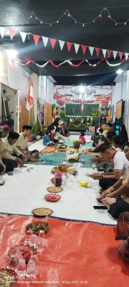 Antusias Warga DSN Ngablak Rejo RT 04 Kecamatan Menganti Gelar Tasyakuran Menyambut HUT ke - 80