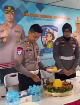 AKP Tri Arda Meidiansyah, S.TR.K, Sik Awali Potong Tumpeng Giat Launching SIManis Layanan Malam Hari Taman Bungkul