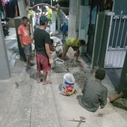 Warga Banyurip Surabaya Giat Kerja Bakti Memperbaiki Badan Jalan.