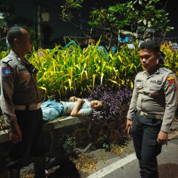 Gerak Cepat Laporan Masyarakat, Unit Lantas Polsek Sukomanunggal Evakuasi Laka Lantas