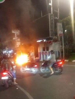 Pos Pantau di Jalan Basuki Rahmat Surabaya Dibakar Massa