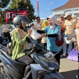 Lapas Narkotika Kelas IIA Pamekasan Gelar Bakti Sosial dan Jalan Santai Bersama Dharma Wanita