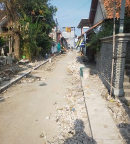 Layak Diperiksa, Pekerjaan Saluran U-Ditch dan paving dijalan Babatan V-D Diduga Asal Pasang