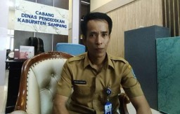 Guru Diminta Fokus Mengajar, Kacab Dindik Sampang Tegaskan Larangan Main Media Sosial