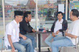 Momen Hangat Ketua Karang Taruna Jrengik Bersama Jurnalis dan Anggota Polsek