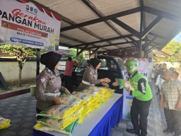 Ratusan Warga Serbu Samsat Surabaya Selatan untuk Beras Murah Rp 55 Ribu per Sak