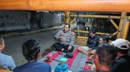 Polres Pasuruan Gelar Patroli Dialogis, Wujudkan Kamtibmas Kondusif Bersama Warga di Pos Kamling