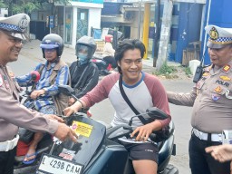 Tingkatkan Kesadaran, Satlantas Polres Pelabuhan Tanjung Perak Gencarkan Sosialisasi Tertib Lalu Lintas di Akses Suramadu