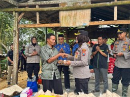Bedah Rumah Warga di Tulakan, Polres Pacitan Peringati Hari Jadi Polwan ke-77