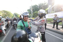 Gatur Lalin Sambil Berbagi Helm dan Cokelat Polwan Polda Jatim Peringati Hari Jadi Polisi Wanita ke-77