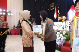 Gelar Tasyakuran Hari Jadi Polisi Wanita ke-77, Kapolda Jatim dan Ibu Asuh Polwan Beri Pesan Khusus