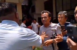 Bahaya ! Preman Berkedok Ajudan Tersangka Korupsi Hibah Jatim Hadang Wartawan! Kebebasan Pers Tercoreng ! G-APKM Mengamuk: “Minta Maaf atau Kami Laporkan!”