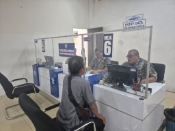 Kompak Petugas Satpas Colombo Surabaya, Mengenakan Kebaya Baju Batik di Hari Nasional 2025
