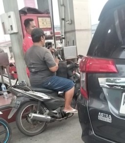 Parah!!! SPBU 54, 61207 Trosobo Sidoarjo Oknum Operator Melayani BBM Subsidi dengan Wadah Drum Tanpa Batas Waktu