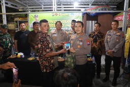 Dekatkan dengan Masyarakat, Kapolres Tanjung Perak Gelar Cangkrukan dan Bagikan 300 Kunci Ganda