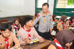 Kapolrestabes Surabaya Cek Kebersihan Dapur SPPG: Pastikan Makanan Anak Sekolah Aman dan Bergizi