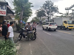 Diduga di Bawah Pengaruh Miras, Pengendara Motor Luka Serius Setelah Tabrak Kendaraan Berhenti