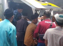 Ambulans Gratis Polres Gresik Antar Jenazah Pahlawan Devisa Asal Desa Lowayu ke Rumah Duka