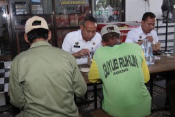 Sinergi Lapas dan Masyarakat, Kakanwil Ditjenpas Jatim Ajak Makan Bareng dan Serahkan Bansos di Sekitar Lapas I Madiun