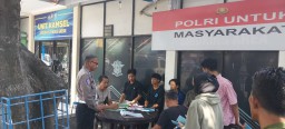 Satlantas Menyapa Polres Gresik Berikan Arahan Dan Pelayanan Kepada Pemohon Sim Baru