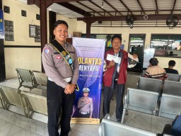 KB Samsat Surabaya Utara: Polantas Menyapa, anggota samsat surabaya Utara Tunjukkan Pelayanan Humanis kepada Wajib Pajak