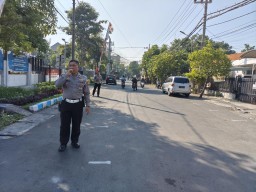 Satpas Colombo Polrestabes Surabaya Giat Personil Konsisten Halau Calo Depan Satpas Colombo