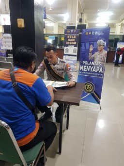 KB Samsat Surabaya Selatan: Polantas Menyapa, Anggota Samsat Surabaya Selatan Tunjukkan Pelayanan Humanis Kepada Wajib Pajak