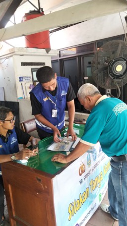 KB Samsat Surabaya Barat: Polantas Menyapa, anggota samsat surabaya Barat Tunjukkan Pelayanan Humanis kepada Wajib Pajak