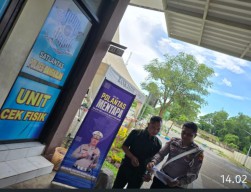 KB Samsat Bangkalan: Polantas Menyapa, anggota samsat Bangkalan Tunjukkan Pelayanan Humanis kepada Wajib Pajak