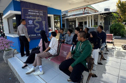 Kapokja Praktek Humanis Memberi Arahan Bagi Pemohon SIM Baru