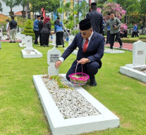 Kadispendukcapil Ziarah Tabur Bunga di TMP Kusuma Bangsa Kenang Jasa Pahlawan,