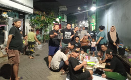 Warga Simorejo Surabaya Gelar Makan Bersama Hasil Mancing Ikan  